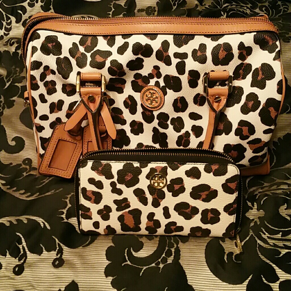 Tory Burch Satchel in Classic Black with Elegant Design